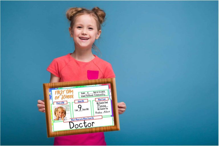 I have a great free first day of school sign for your memory books that you can use to capture everything about your child. What grade they are in and more #free #printable #backtoschool #firstdayofschool