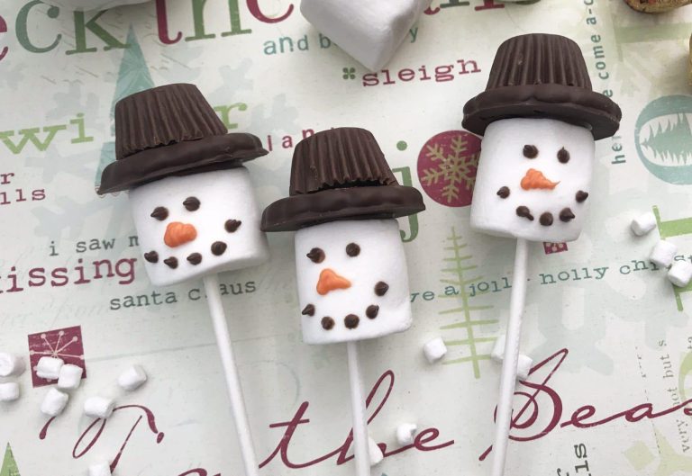 Do you want to build a snowman? Stay inside where it is warm and toasty and make these adorable marshmallow snowman treats. Kids will have a blast helping decorate and making their own little snowmen that they can nibble on later.