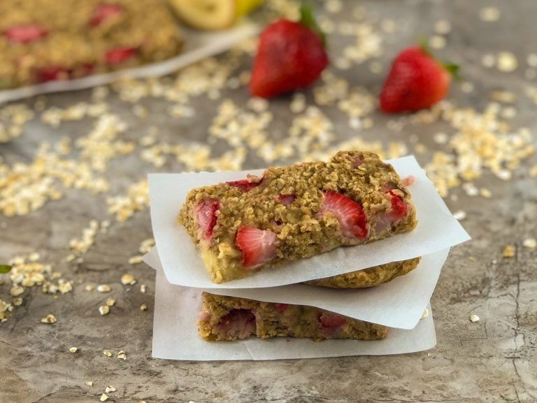 Oatmeal Bars with Strawberry and Banana